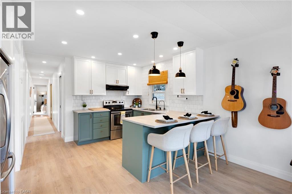 28 MACPHERSON Crescent - 12
