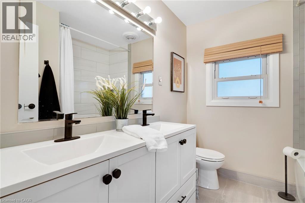 28 MACPHERSON Crescent - 30