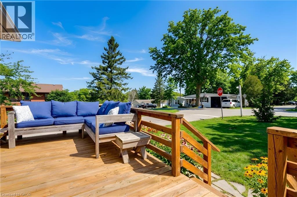 28 MACPHERSON Crescent - 4