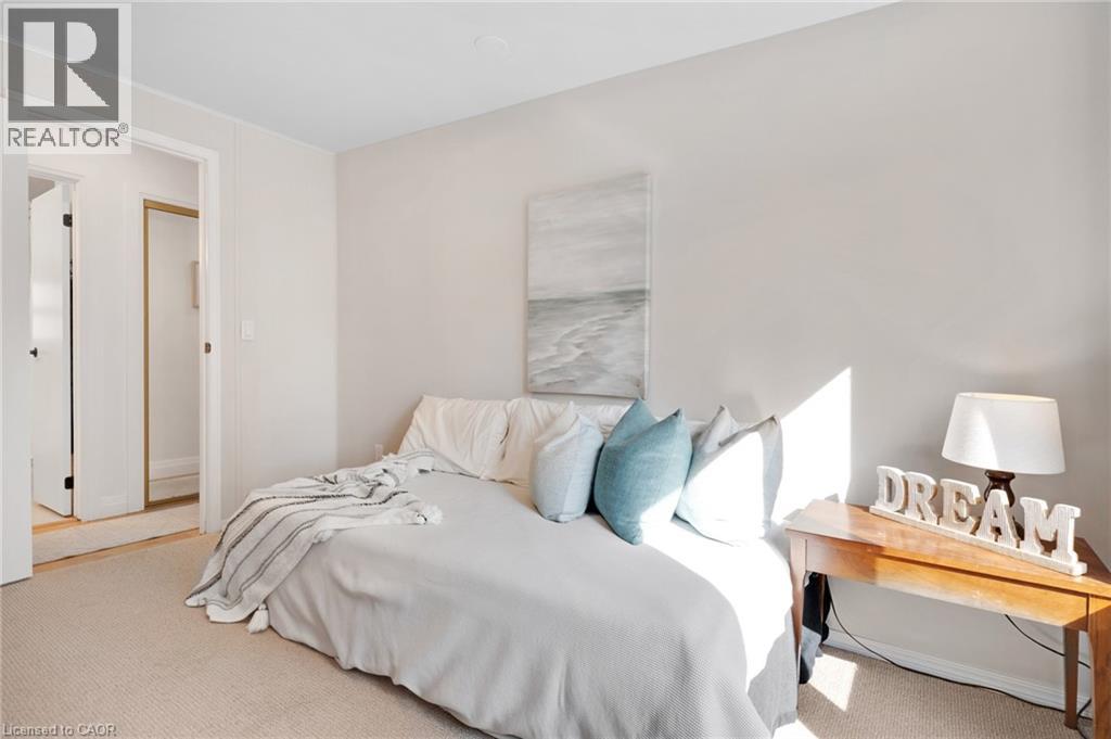 28 MACPHERSON Crescent - 27