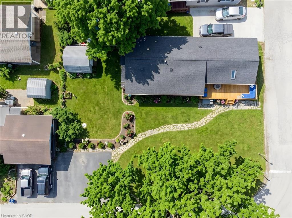 28 MACPHERSON Crescent - 40