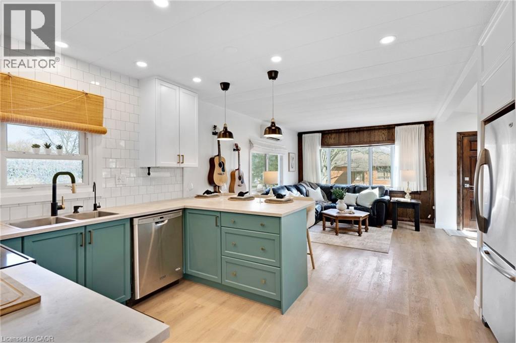 28 MACPHERSON Crescent - 15