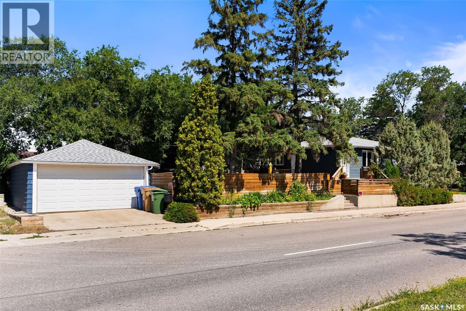 108 Douglas AVENUE E — photo 32