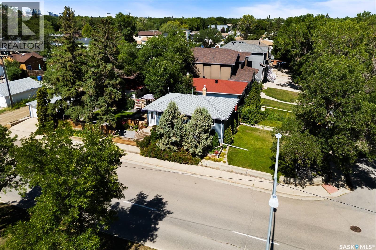 108 Douglas AVENUE E — photo 34