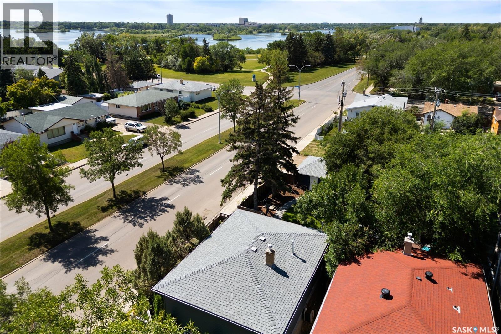 108 Douglas AVENUE E — photo 37