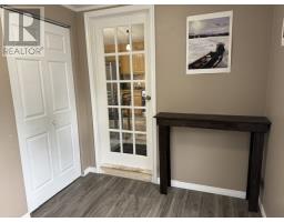 8 Davis Crescent thumbnail 3