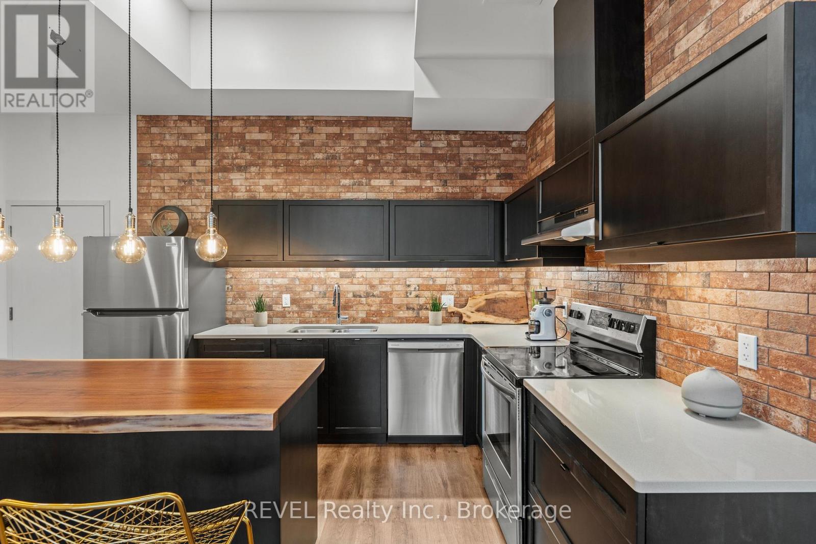 #3 405 MERRITT STREET - 14
