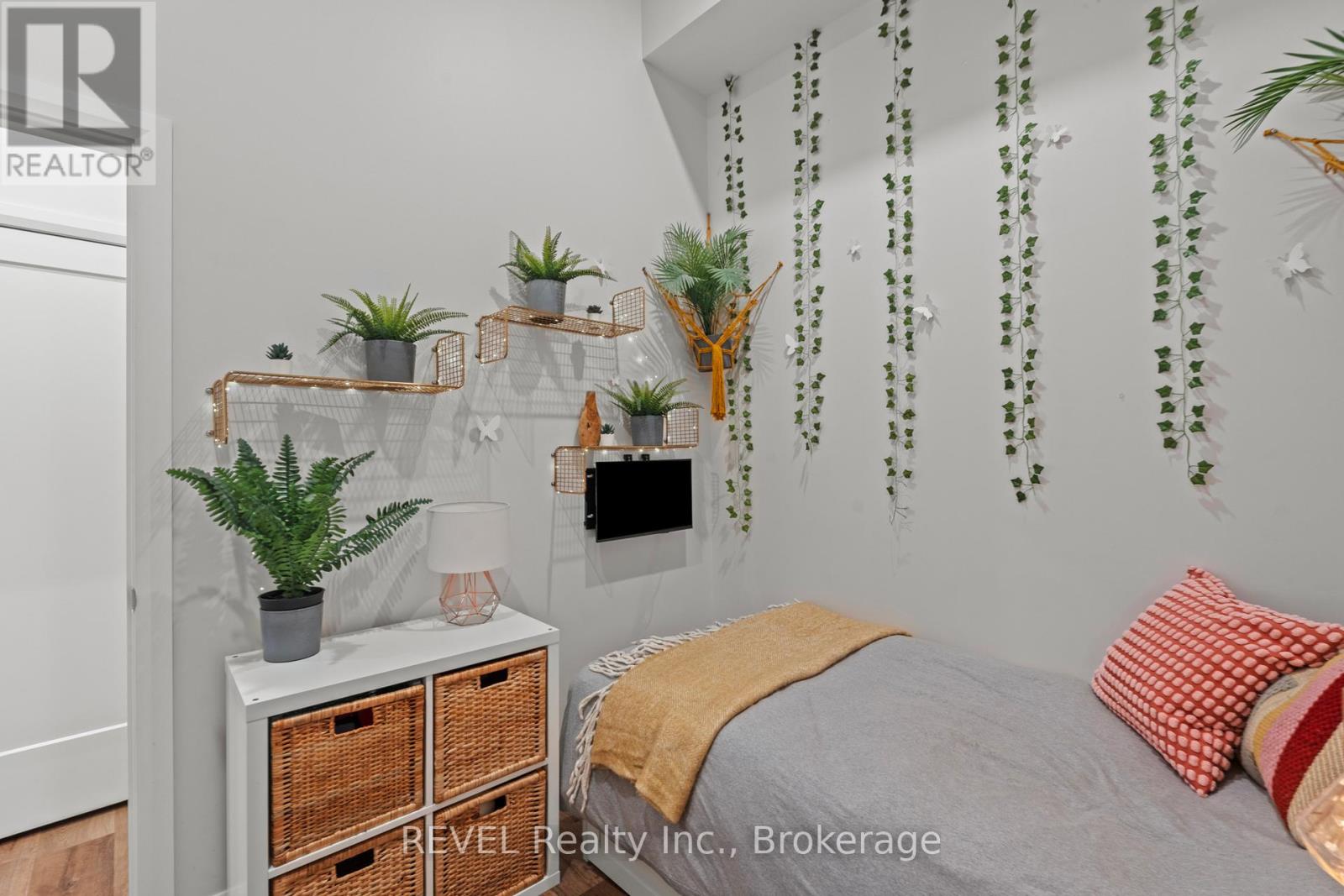 #3 405 MERRITT STREET - 31