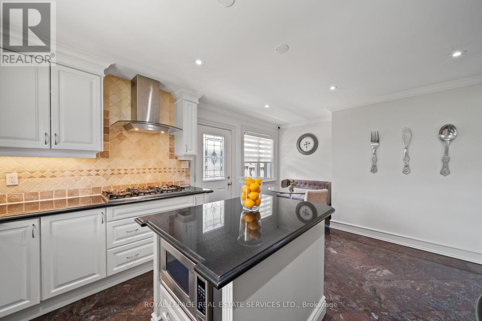 1592 ISLINGTON AVENUE - 16