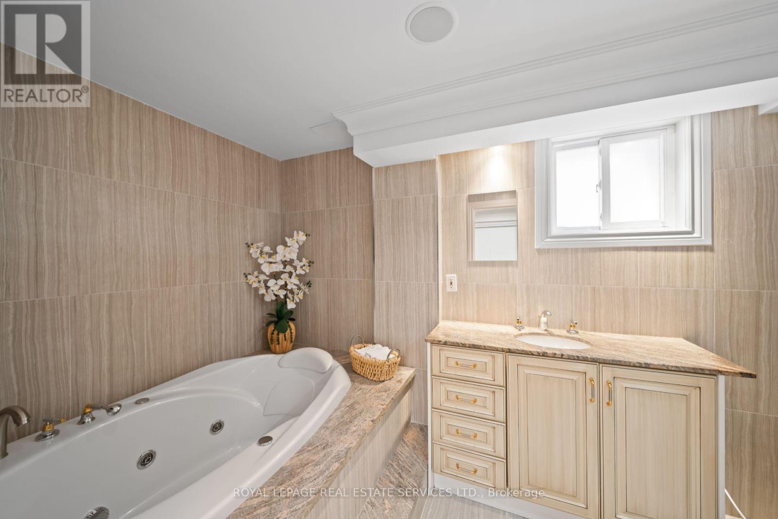 1592 ISLINGTON AVENUE - 39