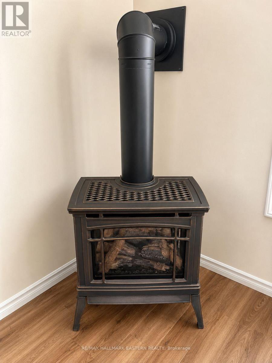 6 HILLVIEW DRIVE - 35