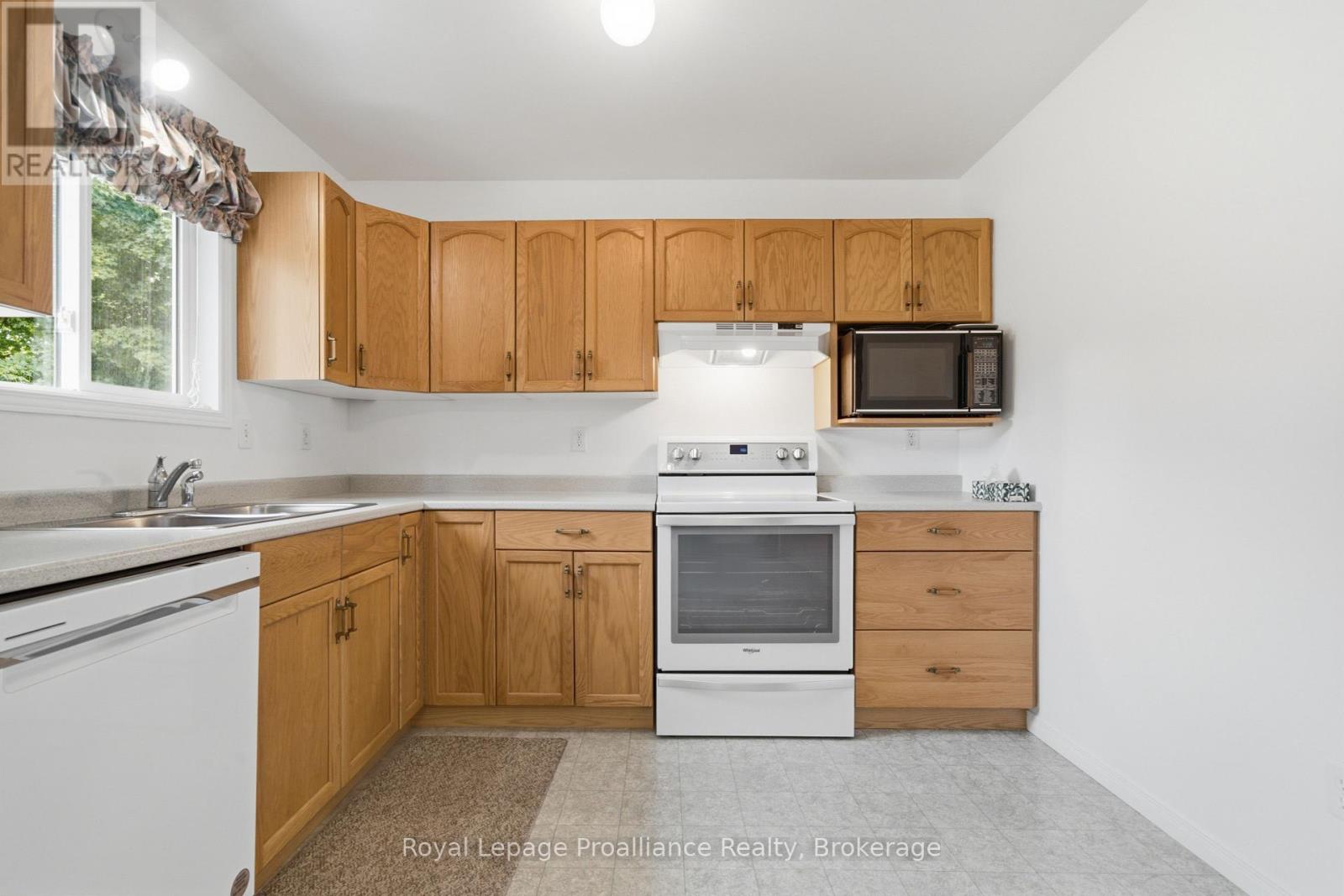 41 BAY STREET - 14