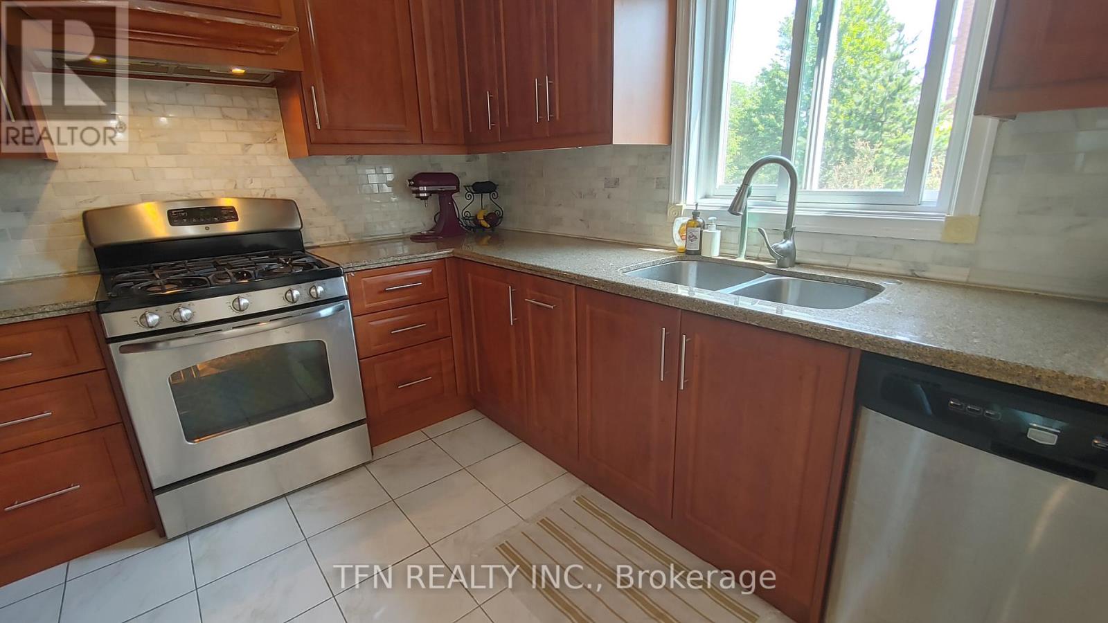 112 TRAFALGAR SQUARE - 13