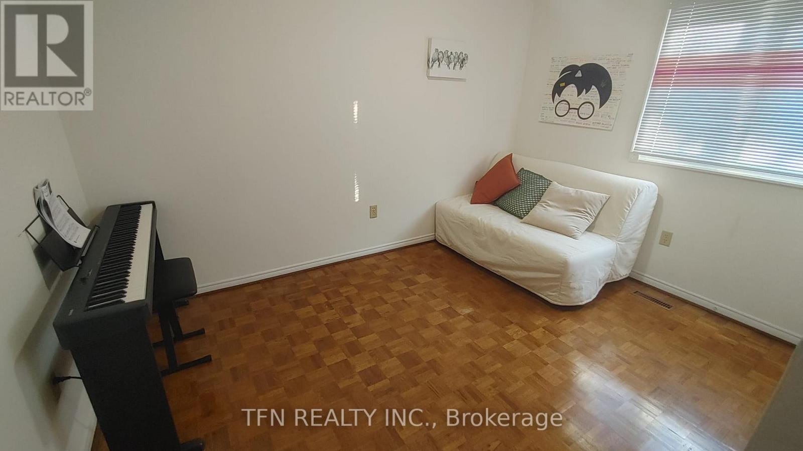 112 TRAFALGAR SQUARE - 28