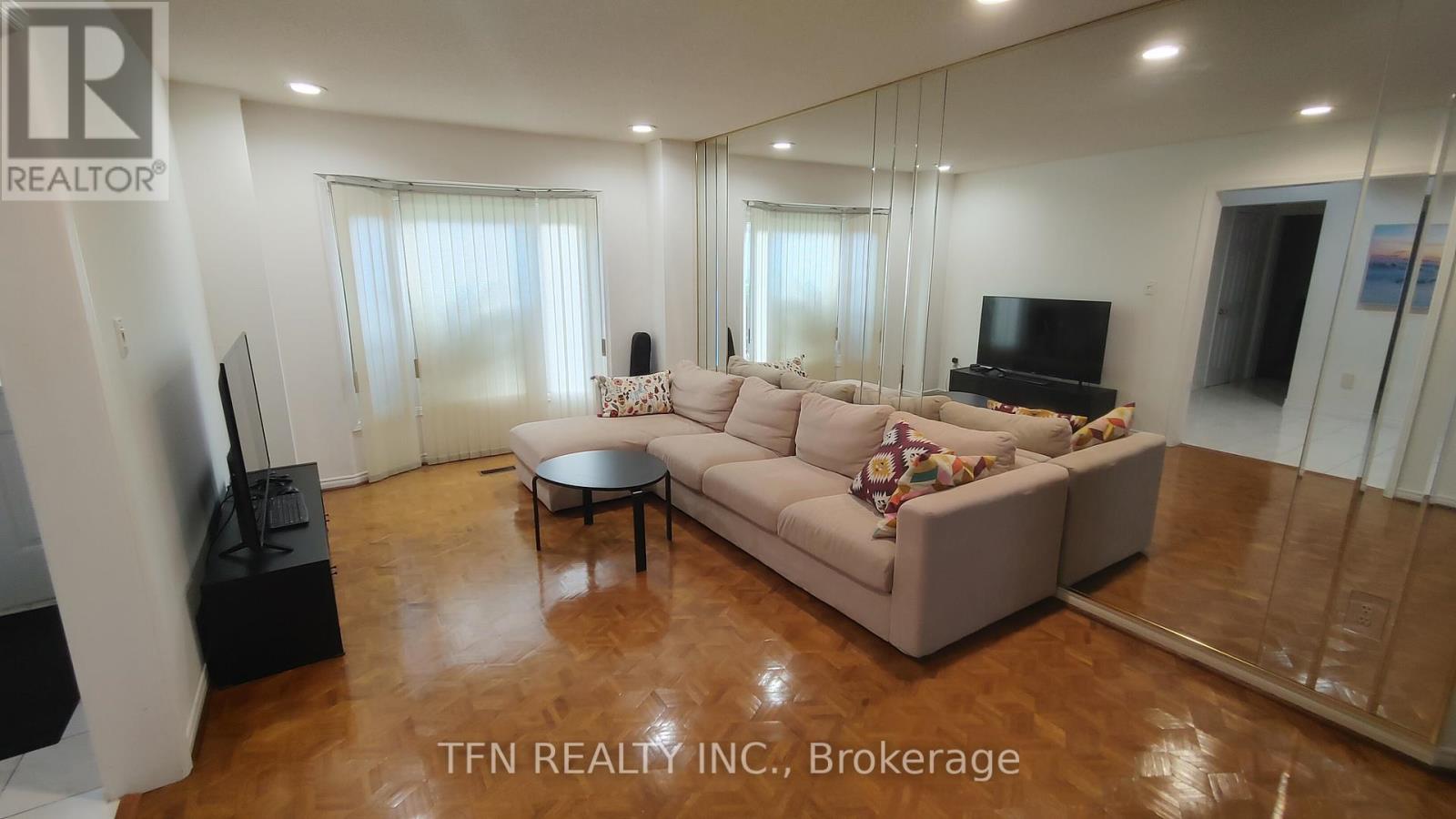 112 TRAFALGAR SQUARE - 5