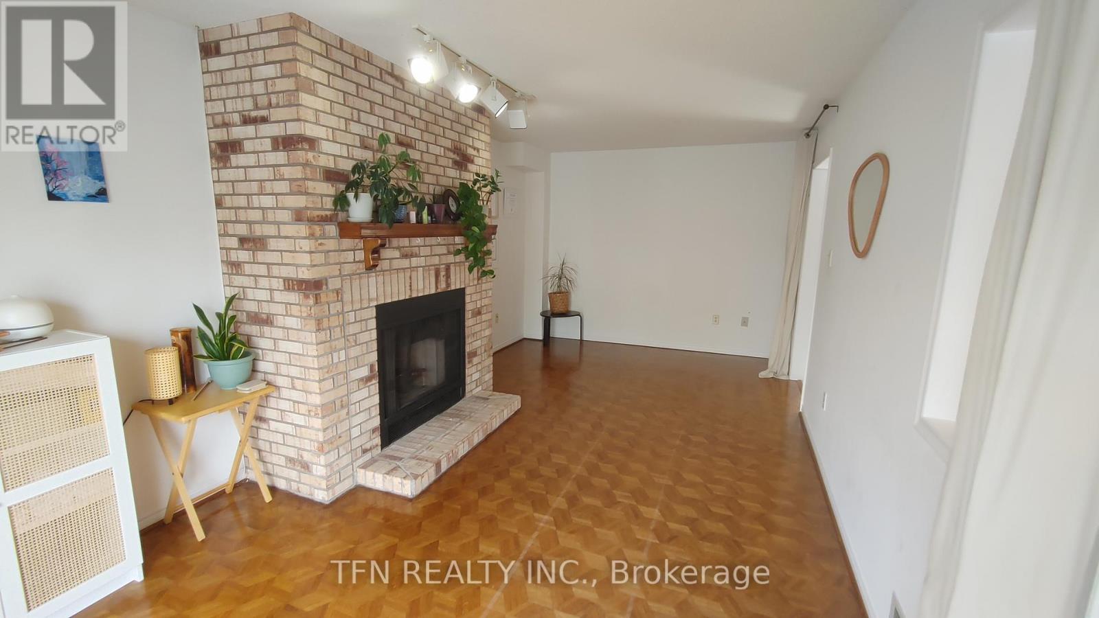 112 TRAFALGAR SQUARE - 8