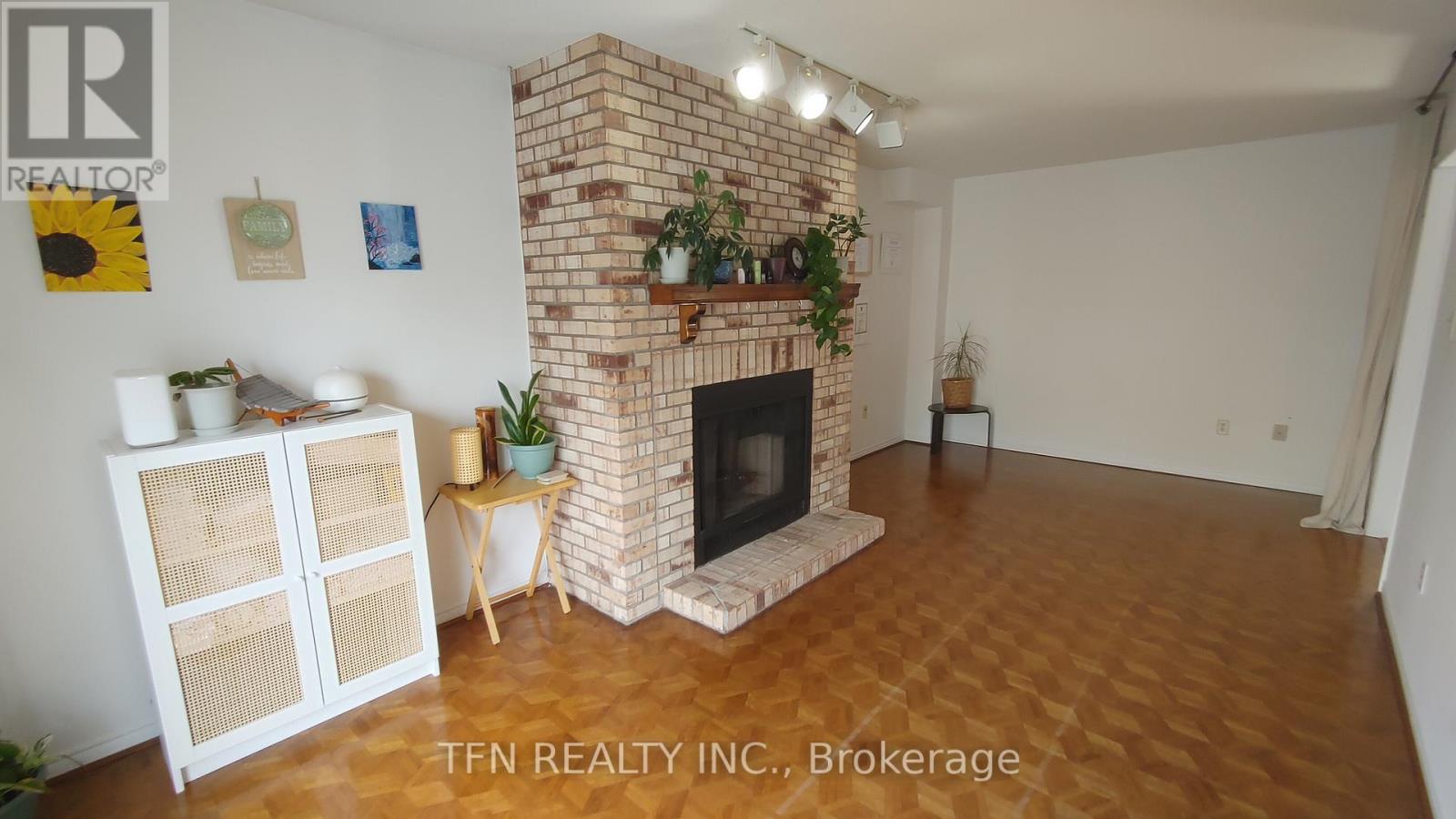 112 TRAFALGAR SQUARE - 9