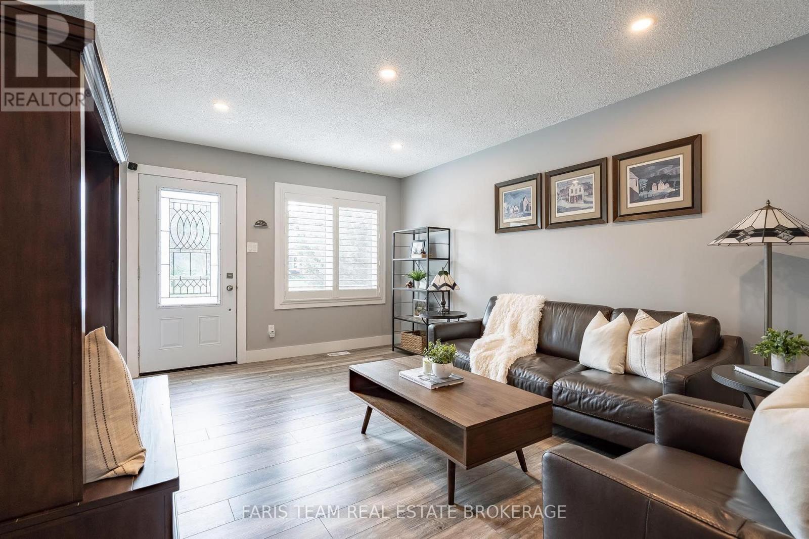 20 LESLIE DRIVE - 14