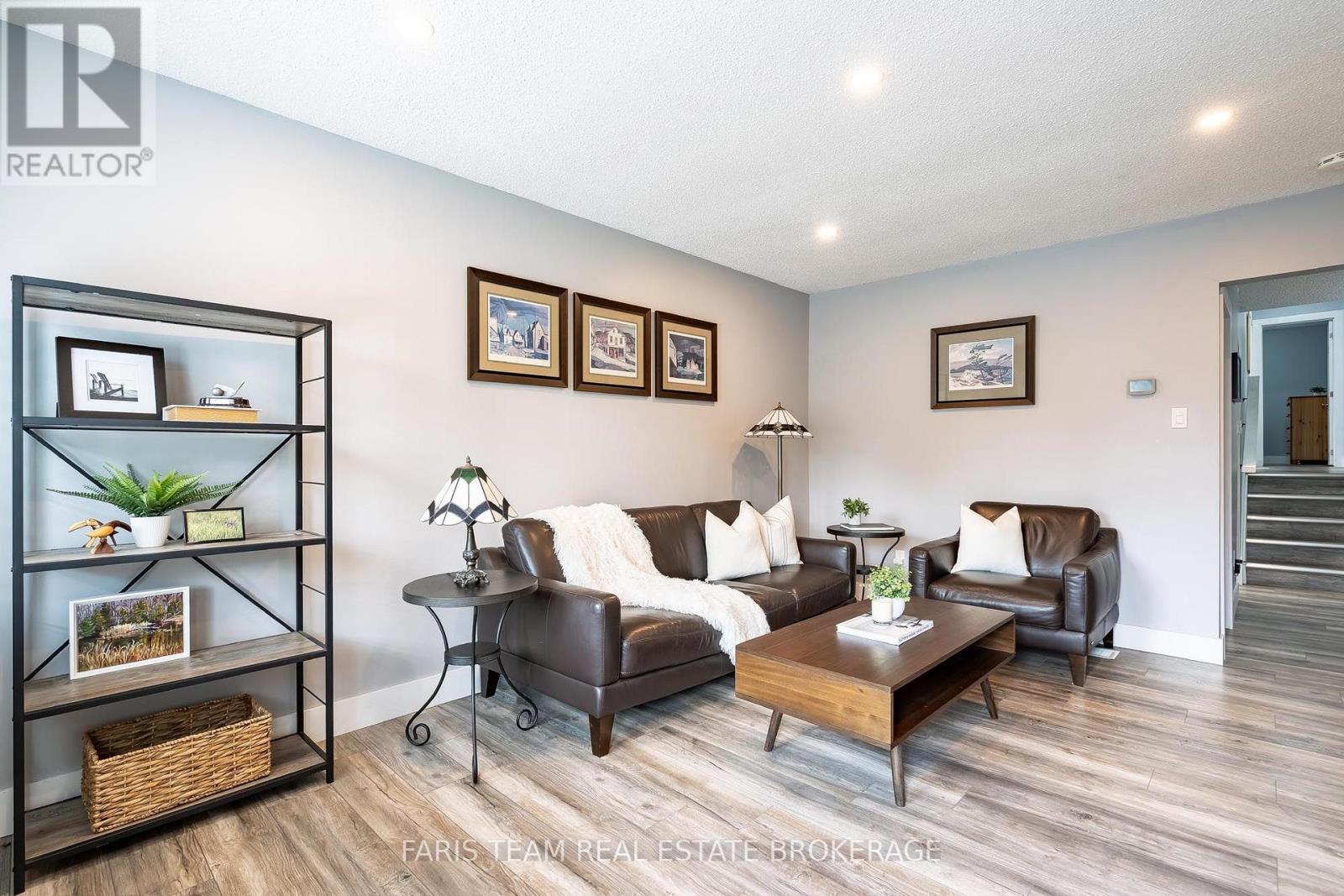 20 LESLIE DRIVE - 15