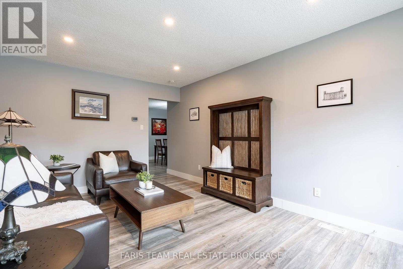 20 LESLIE DRIVE - 16