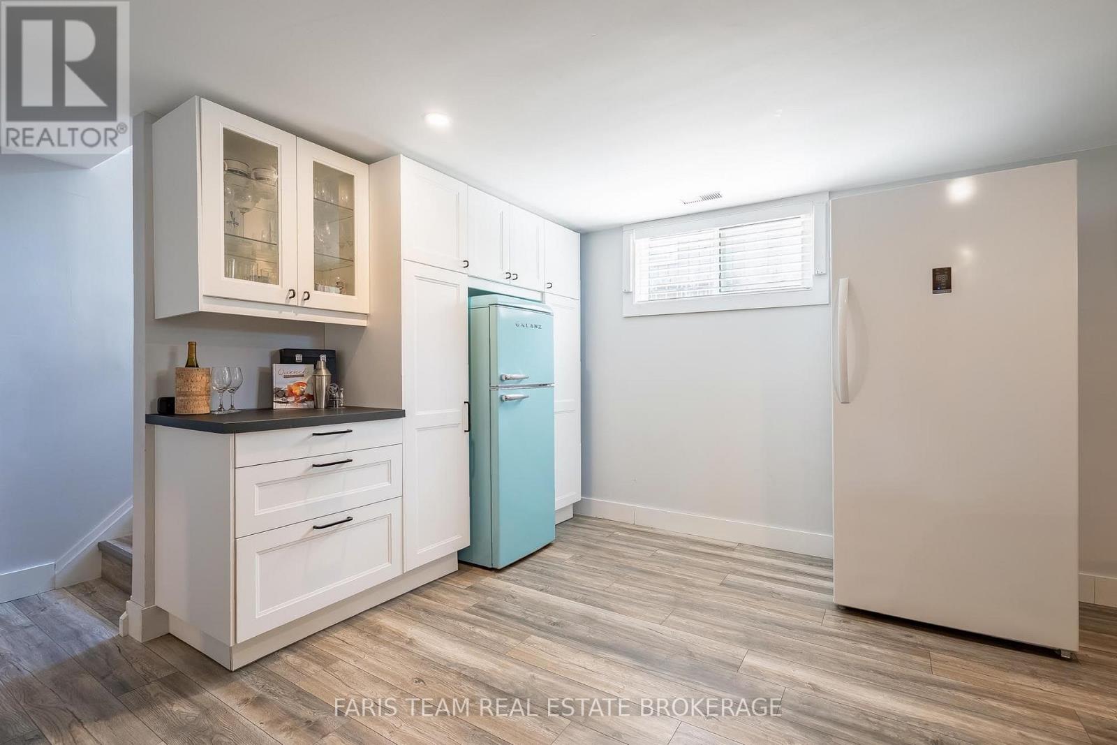 20 LESLIE DRIVE - 23