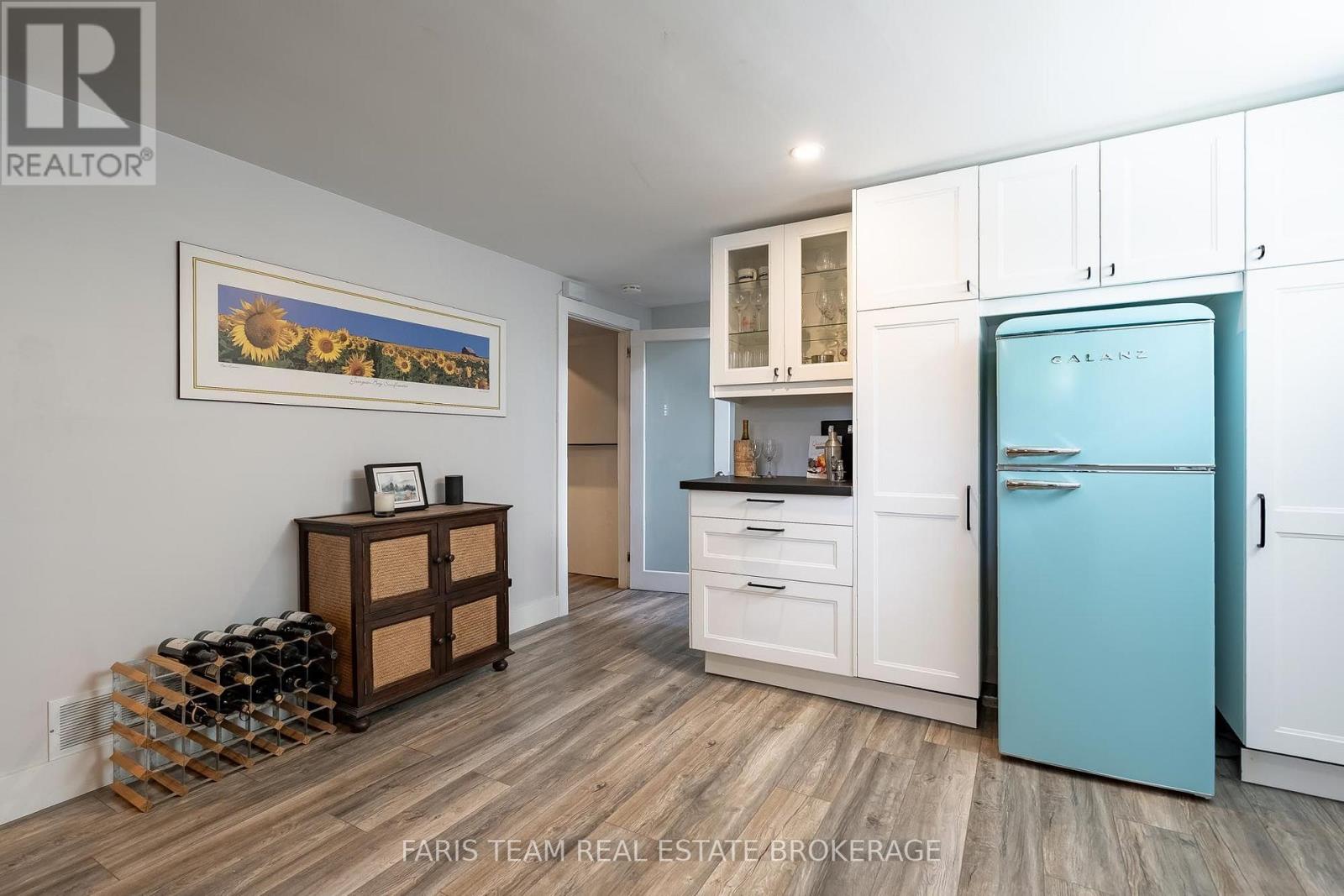 20 LESLIE DRIVE - 24