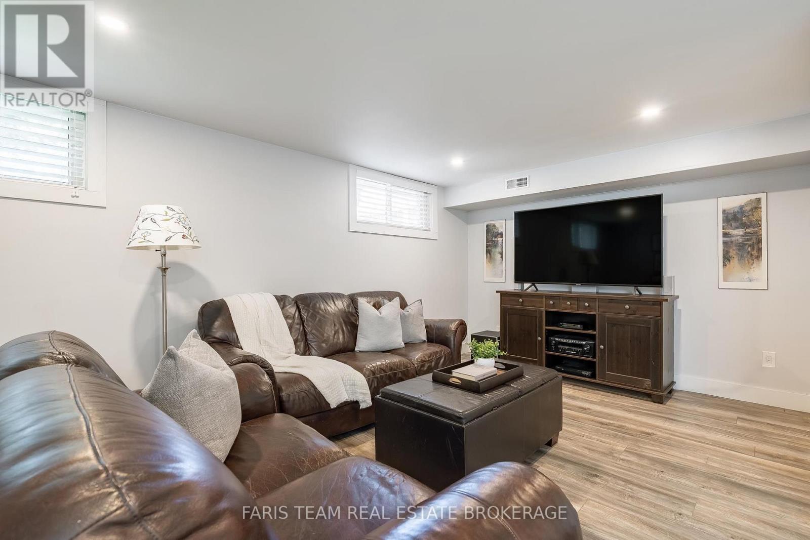 20 LESLIE DRIVE - 25