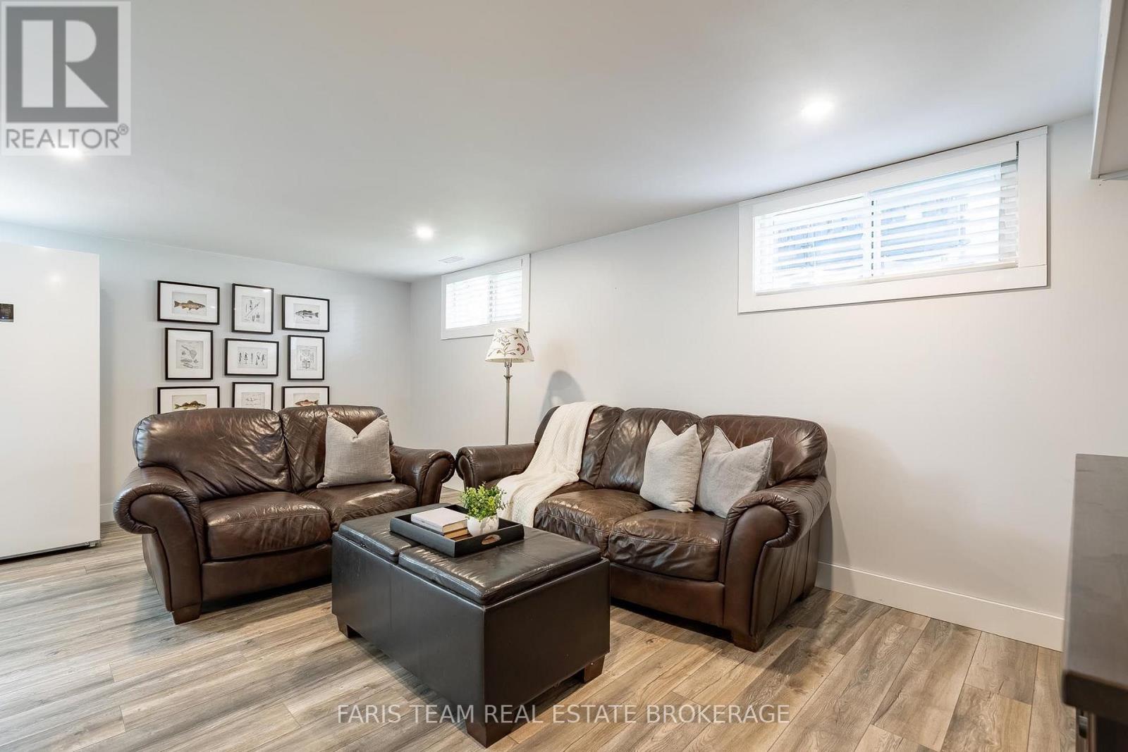 20 LESLIE DRIVE - 26