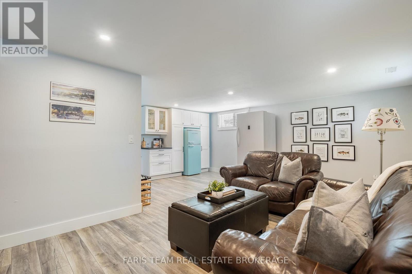 20 LESLIE DRIVE - 27