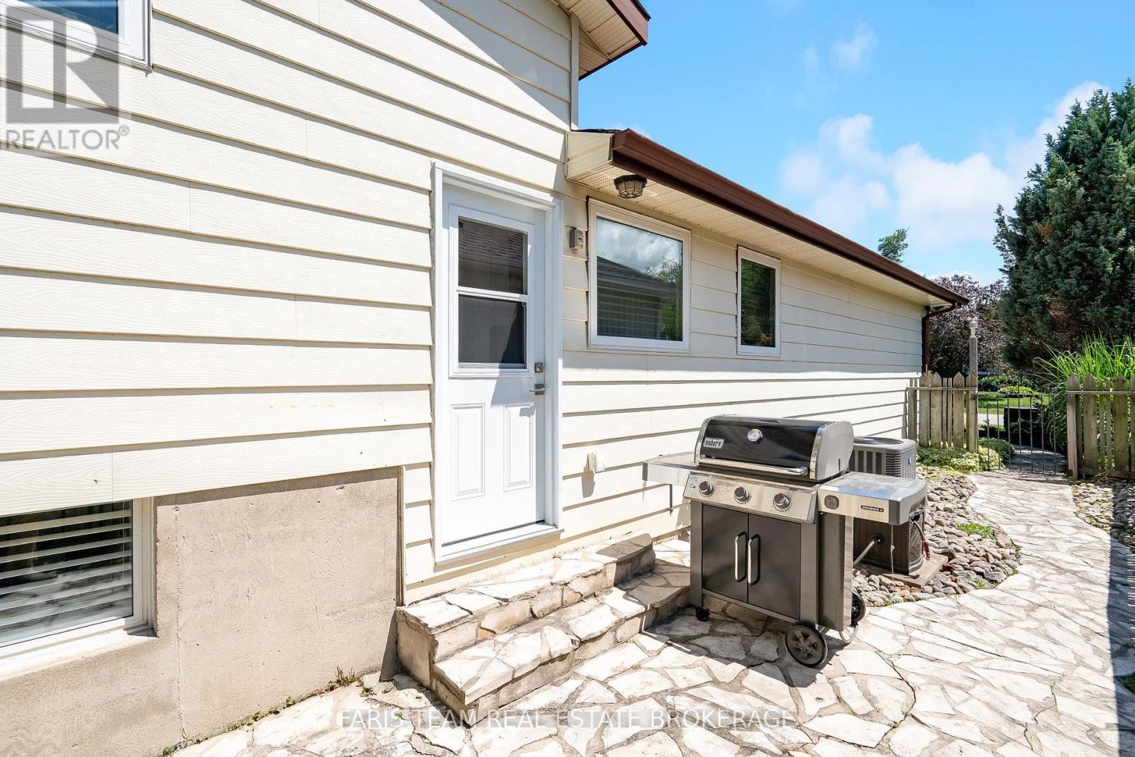 20 LESLIE DRIVE - 30