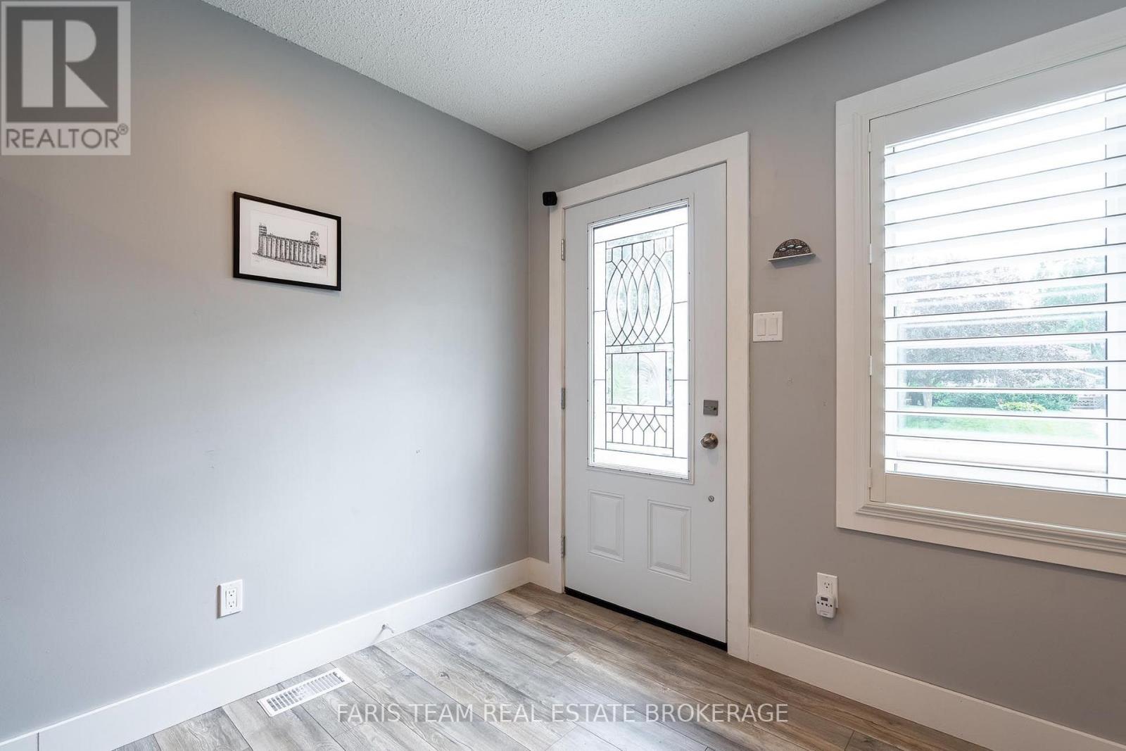 20 LESLIE DRIVE - 5