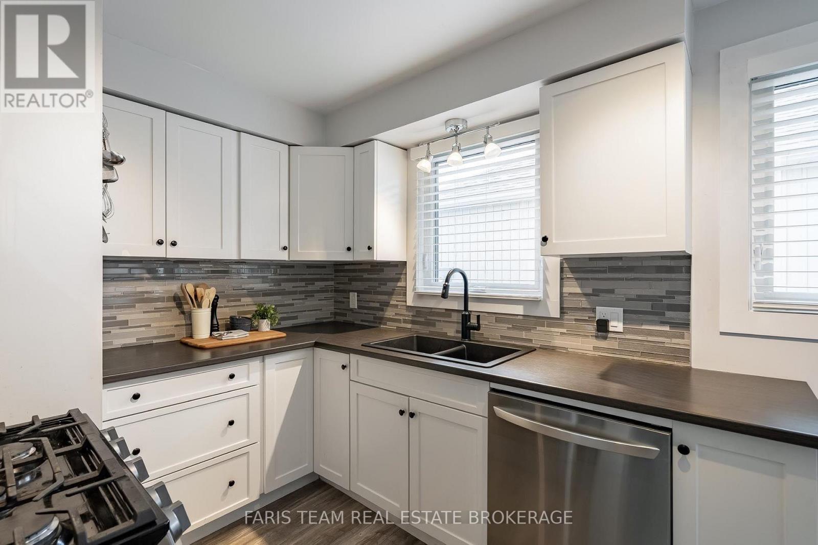 20 LESLIE DRIVE - 6