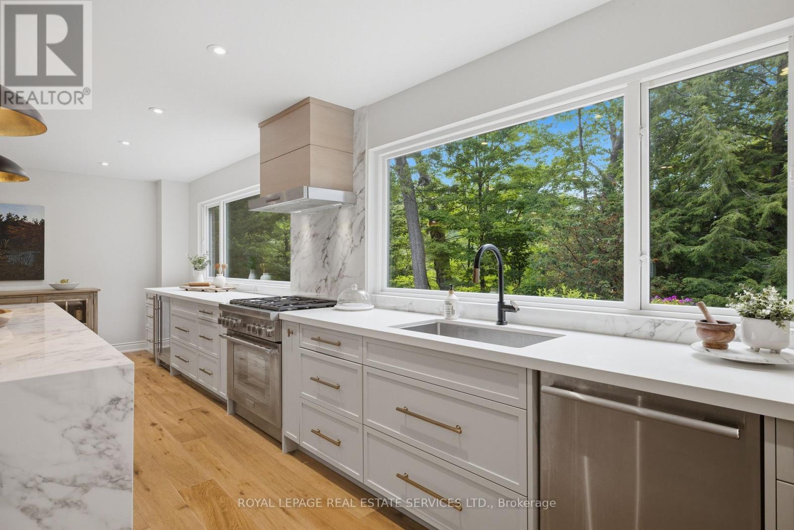 11 REGENCY COURT - 12