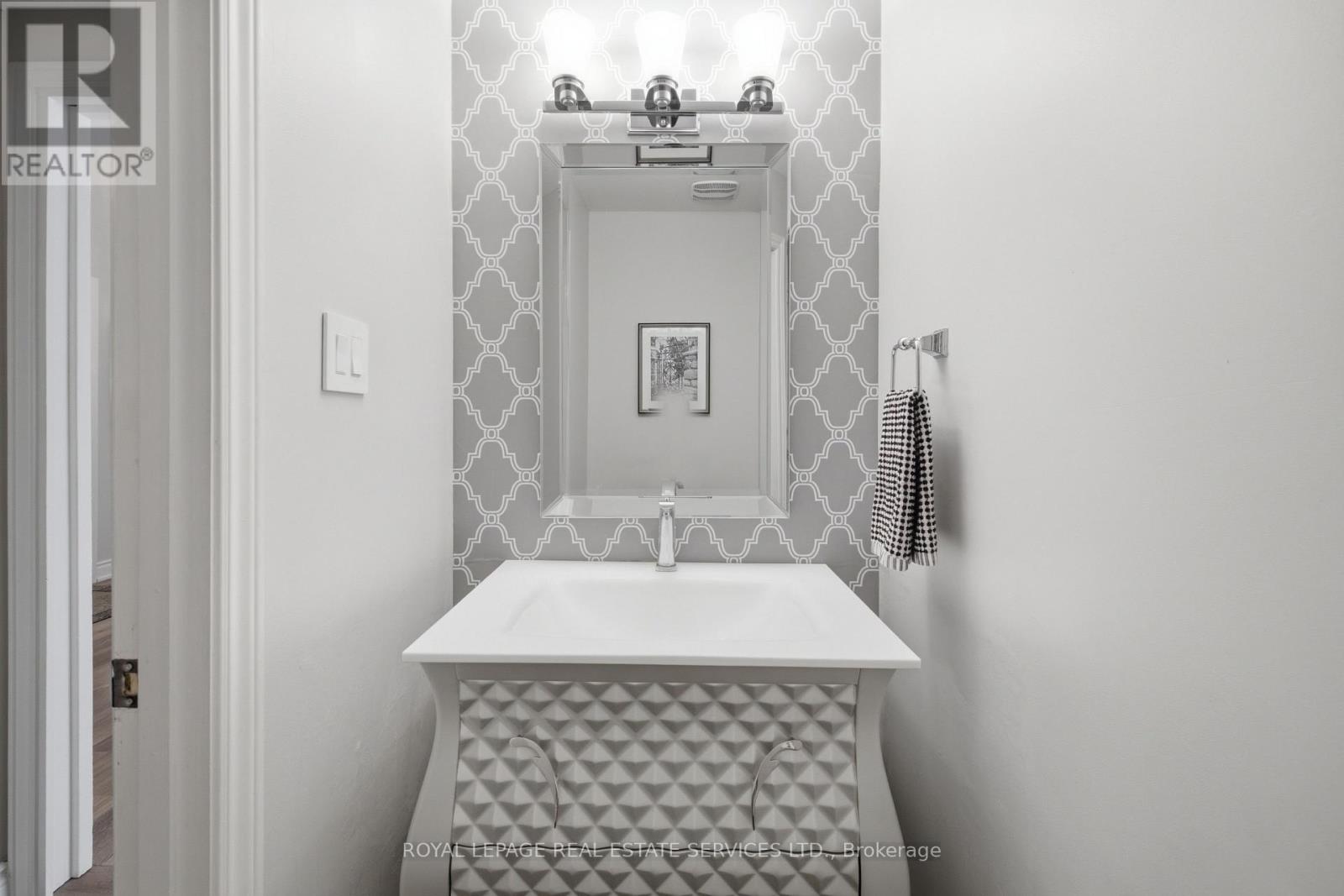 11 REGENCY COURT - 21