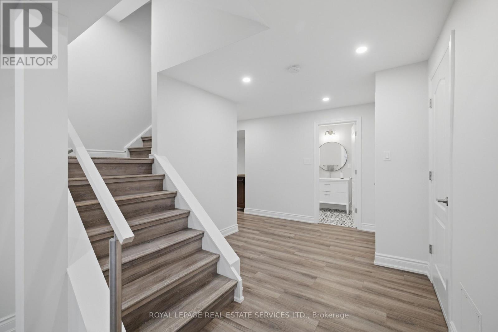 11 REGENCY COURT - 30