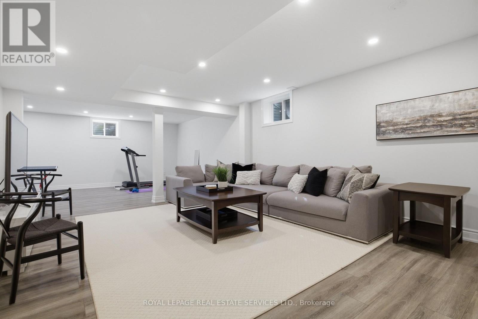 11 REGENCY COURT - 32