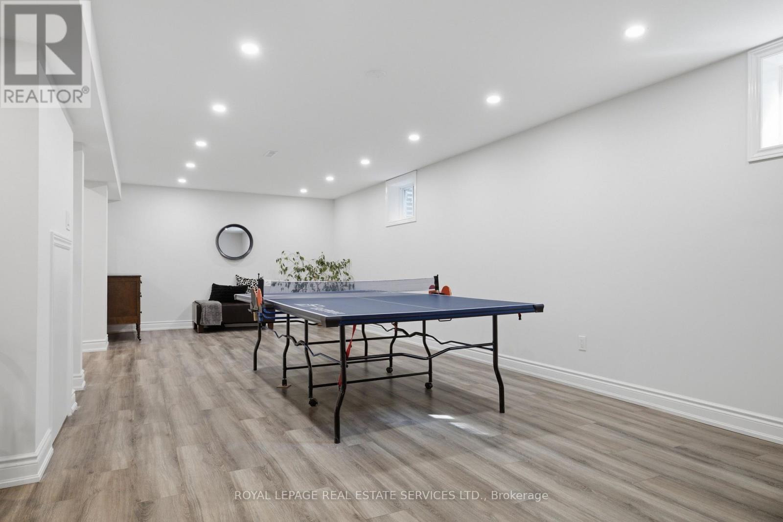 11 REGENCY COURT - 33