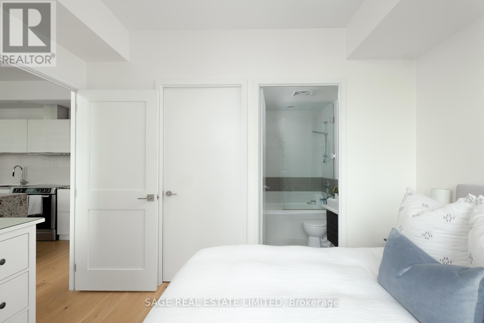 #902 8 CHARLOTTE STREET - 14