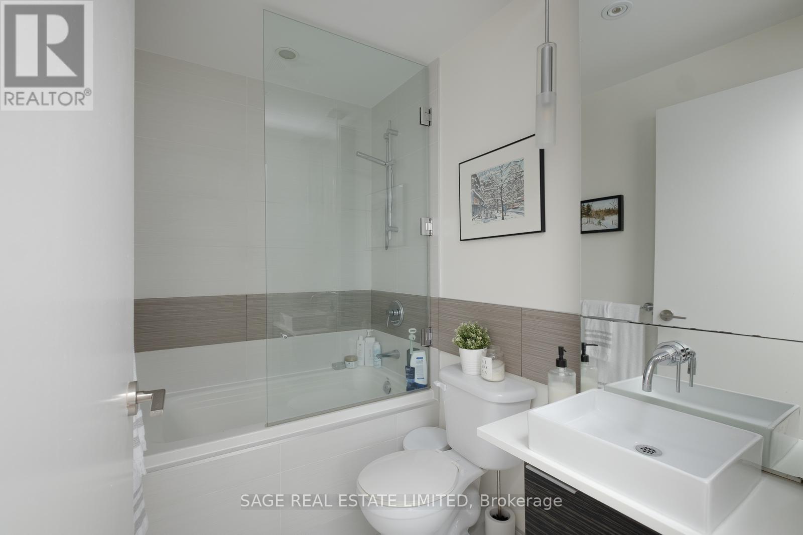 #902 8 CHARLOTTE STREET - 15