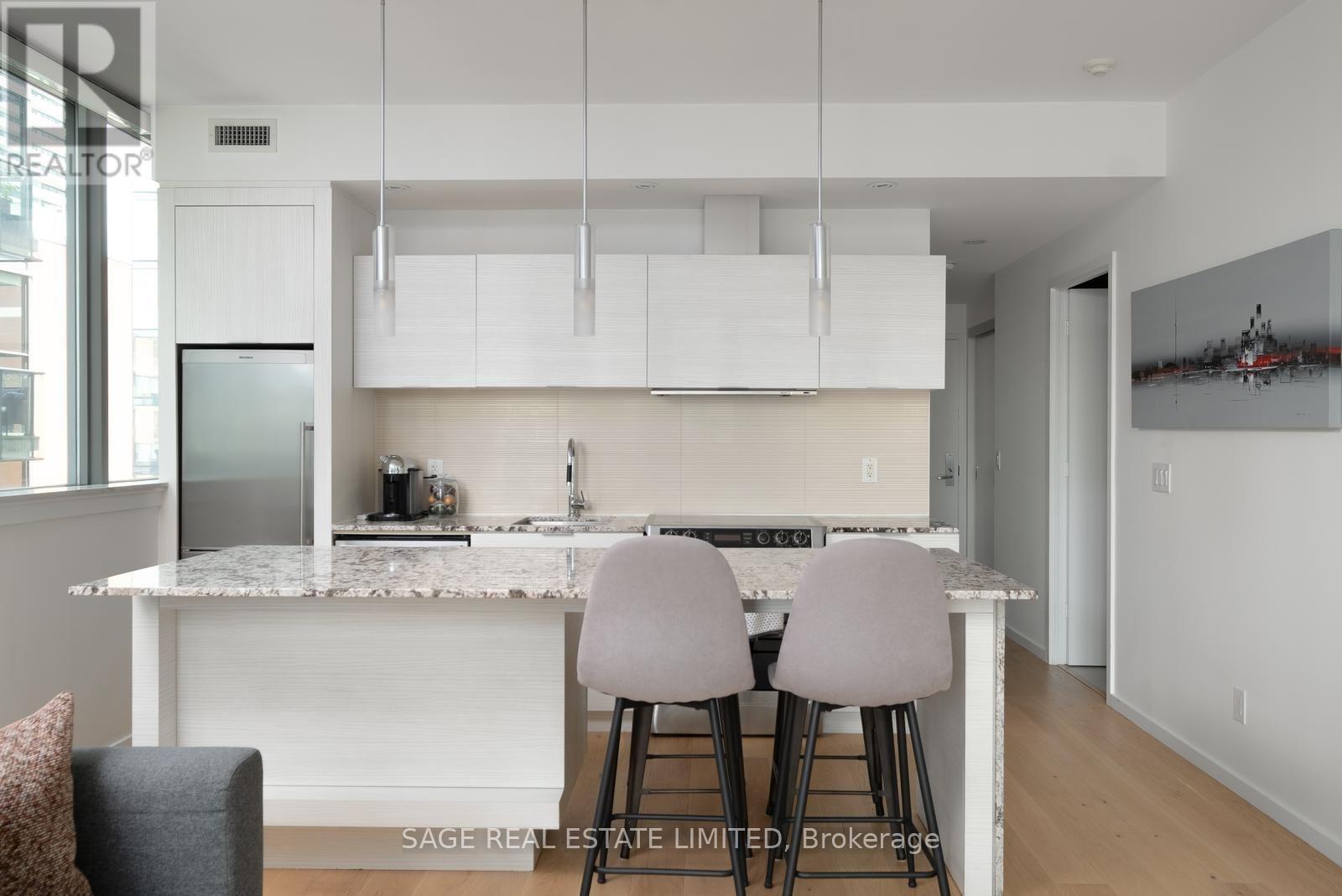 #902 8 CHARLOTTE STREET - 8