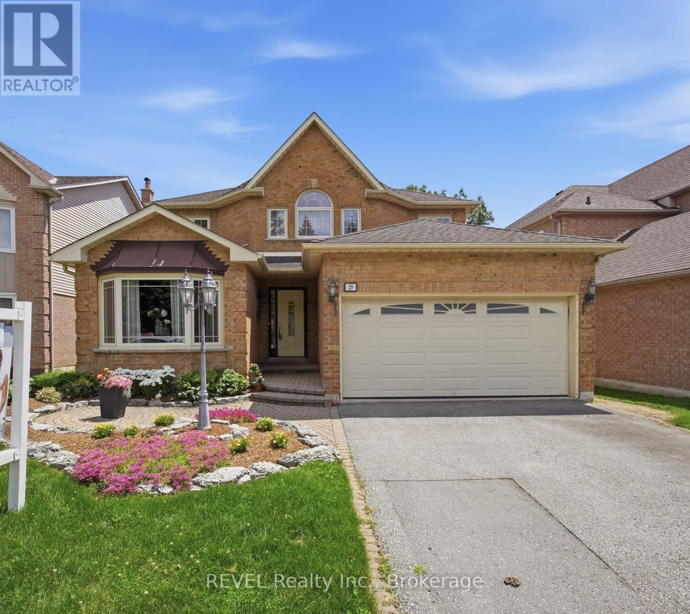29 STRATTON CRESCENT - 1