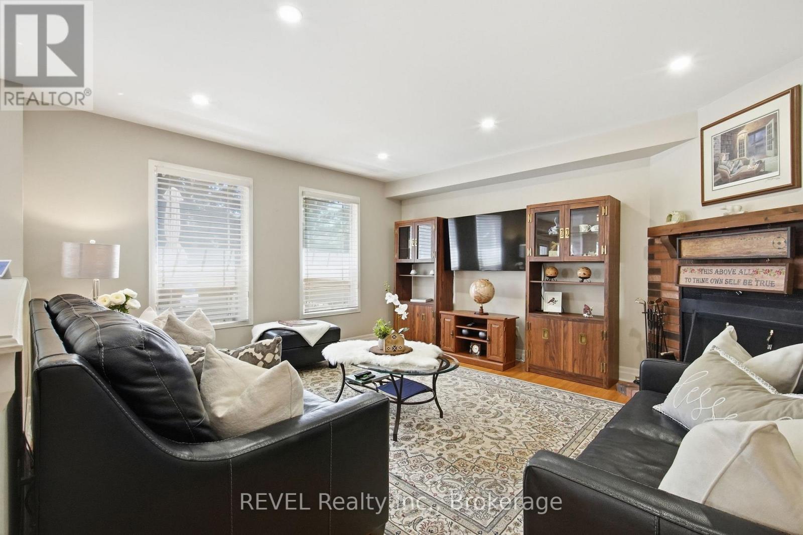 29 STRATTON CRESCENT - 11