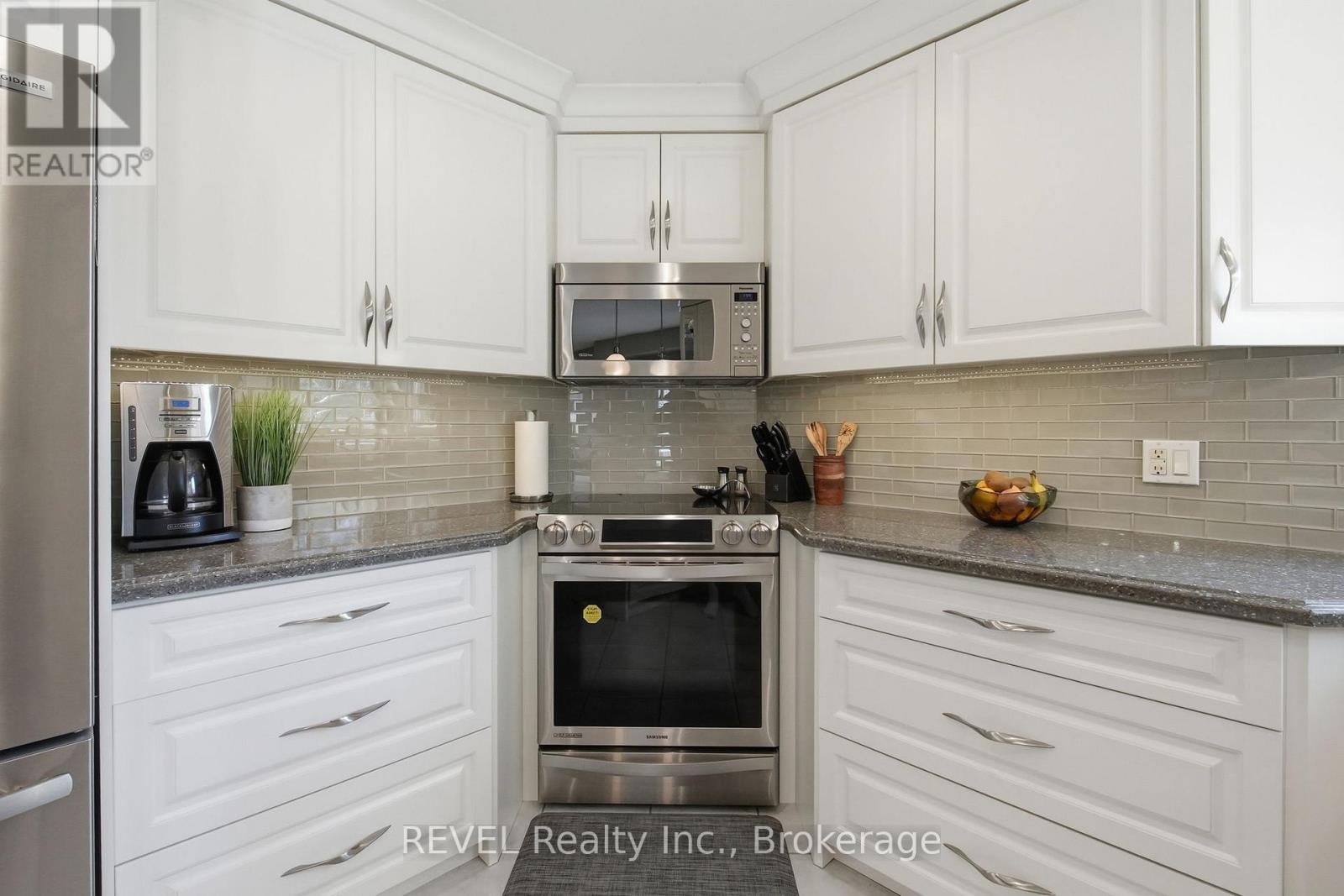 29 STRATTON CRESCENT - 16