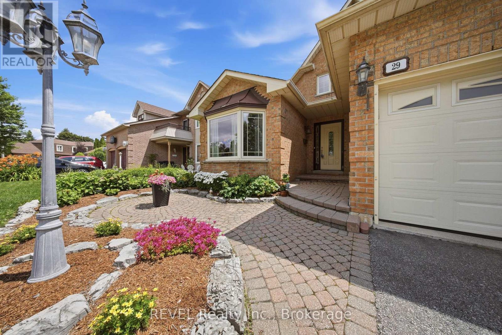 29 STRATTON CRESCENT - 2