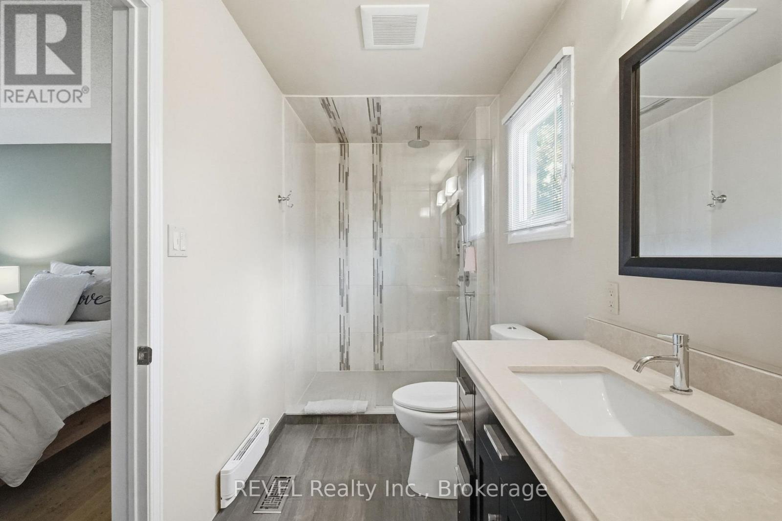 29 STRATTON CRESCENT - 25