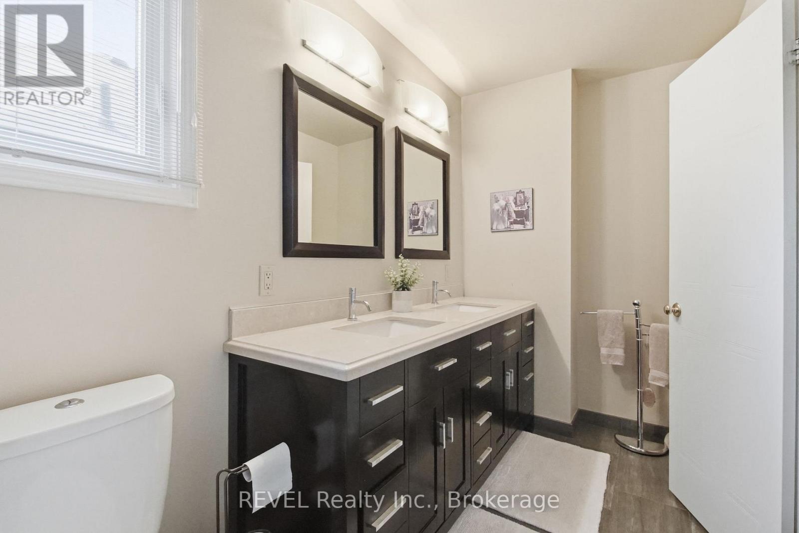 29 STRATTON CRESCENT - 26