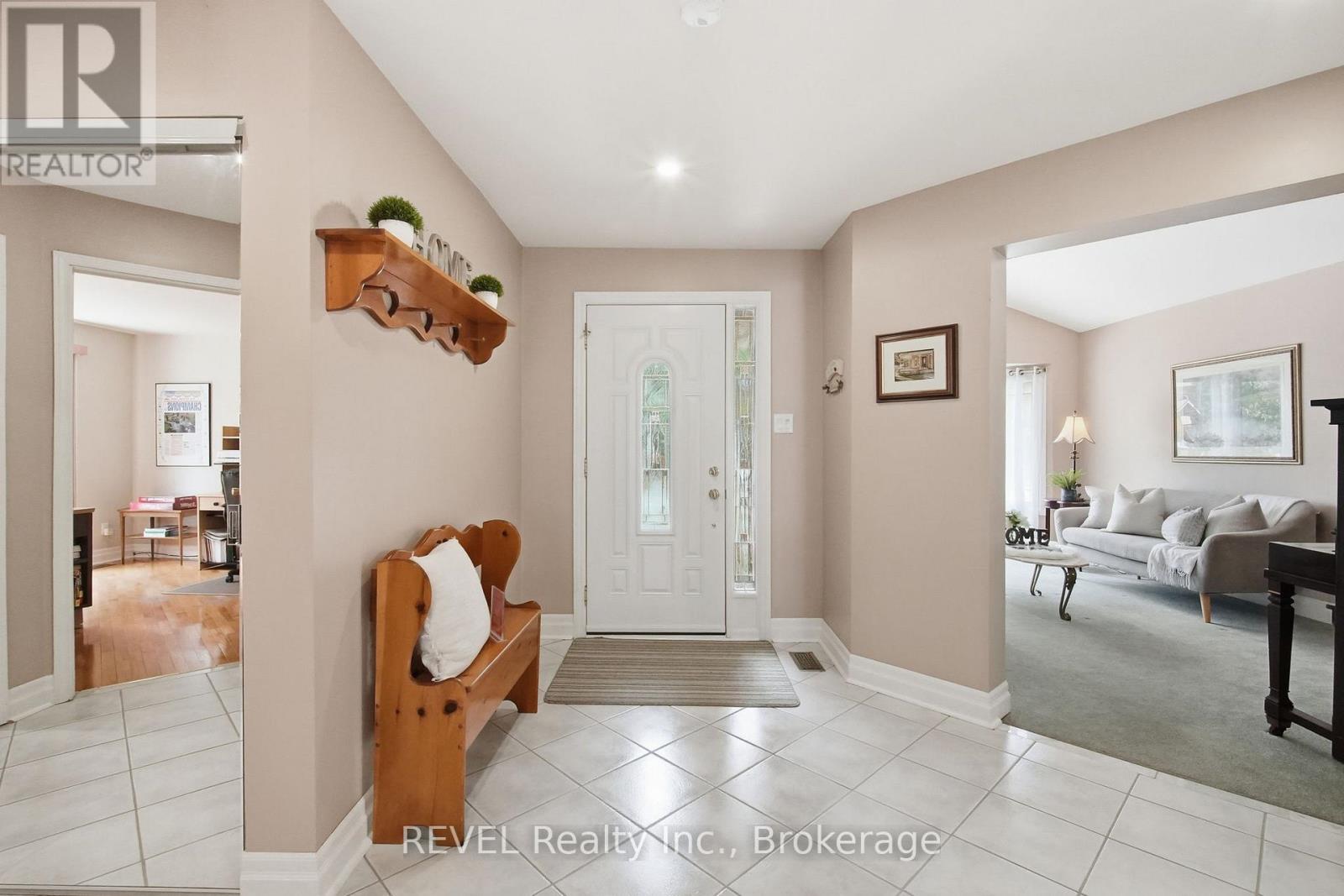 29 STRATTON CRESCENT - 3