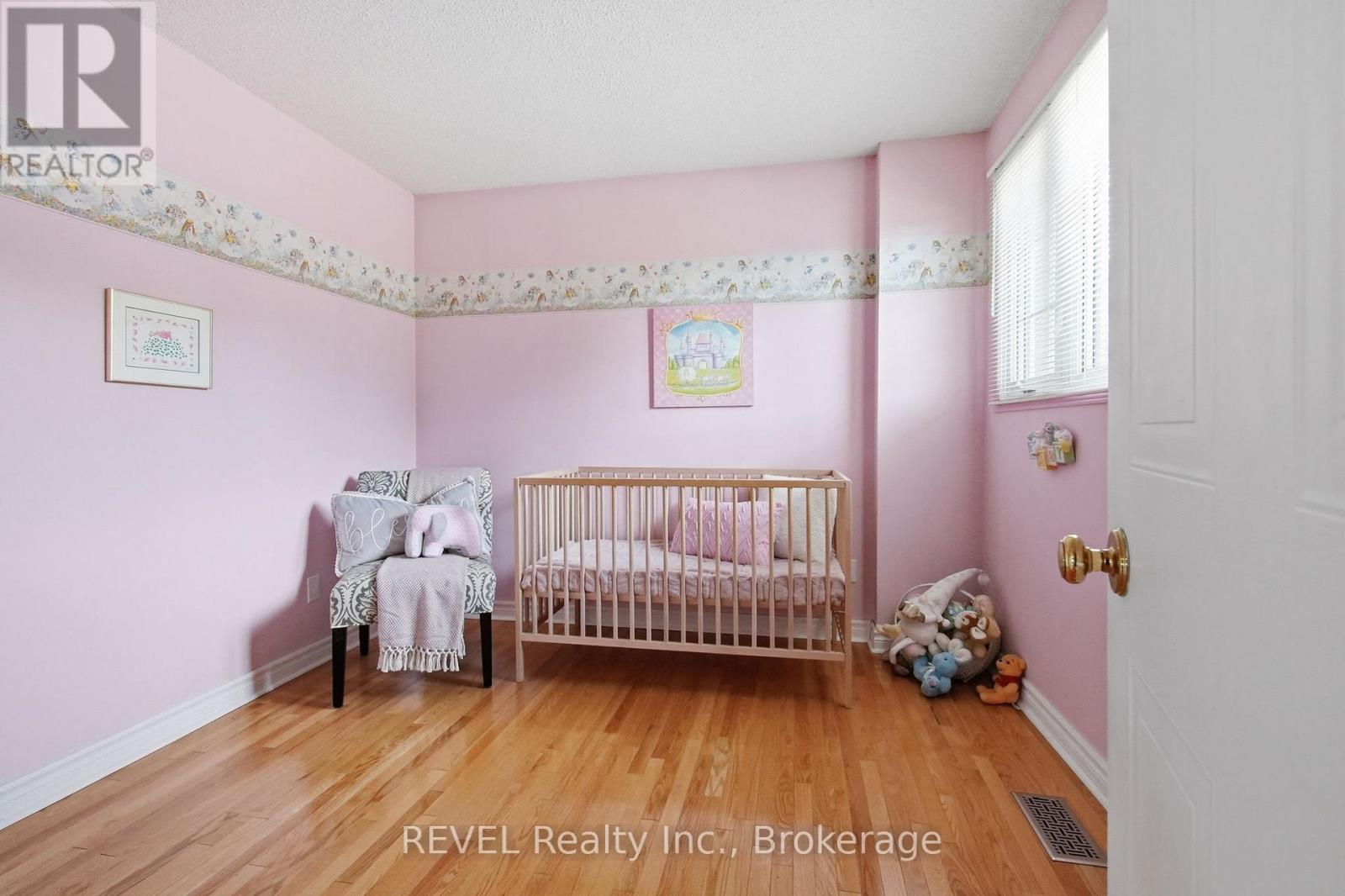 29 STRATTON CRESCENT - 31