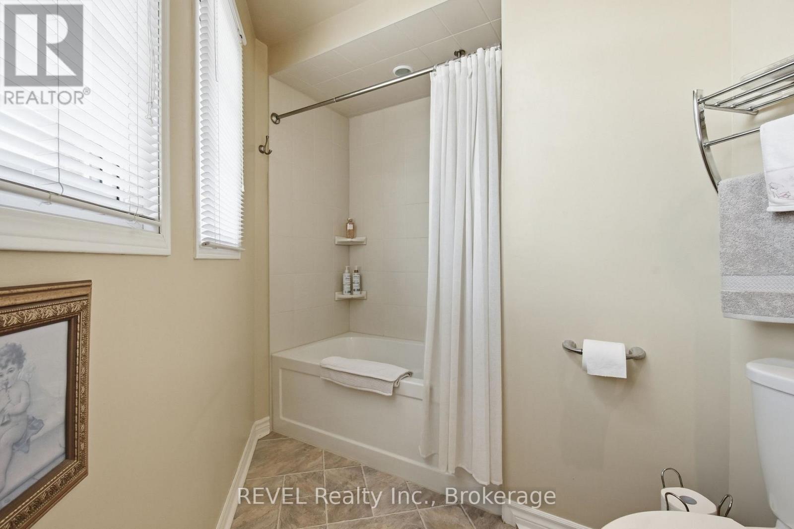 29 STRATTON CRESCENT - 33
