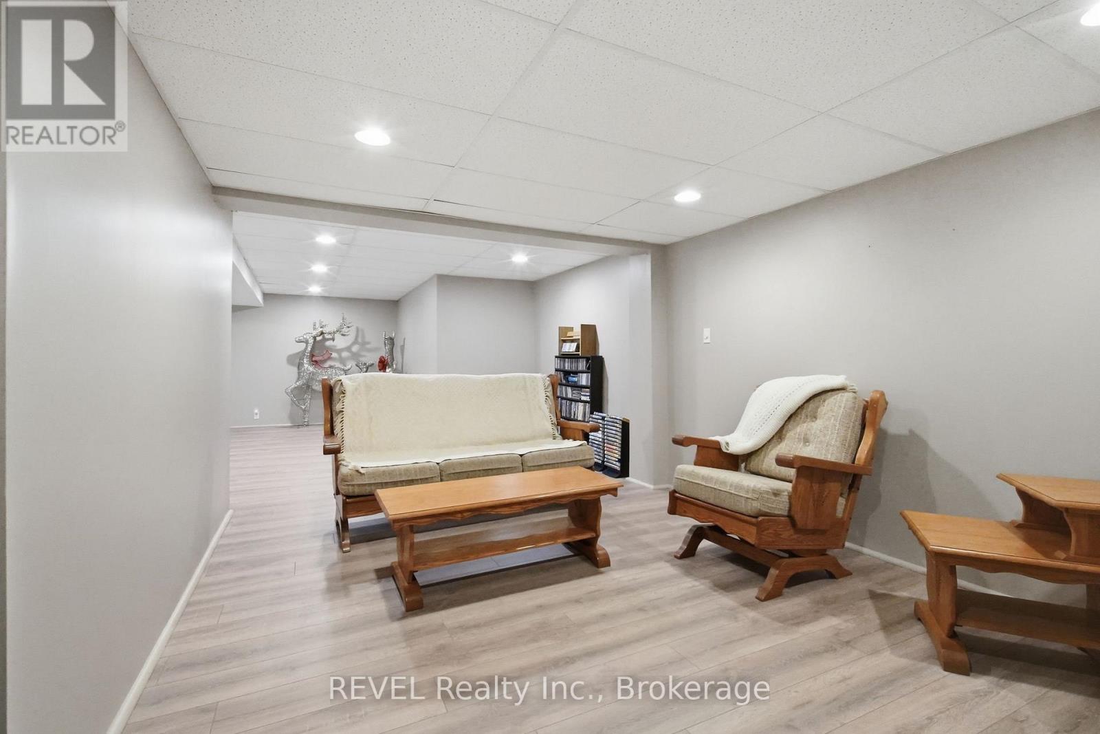 29 STRATTON CRESCENT - 37